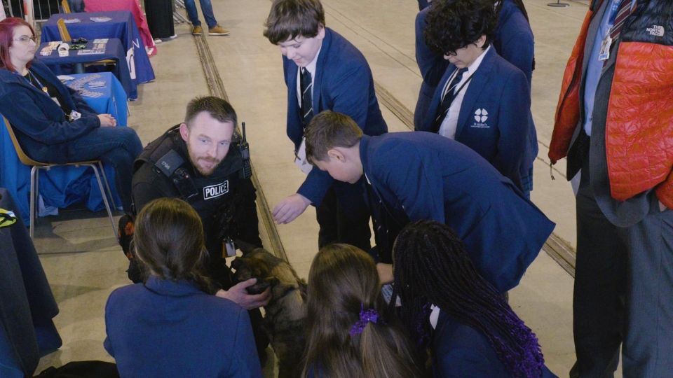 Students meeting Bruce the BTP puppy